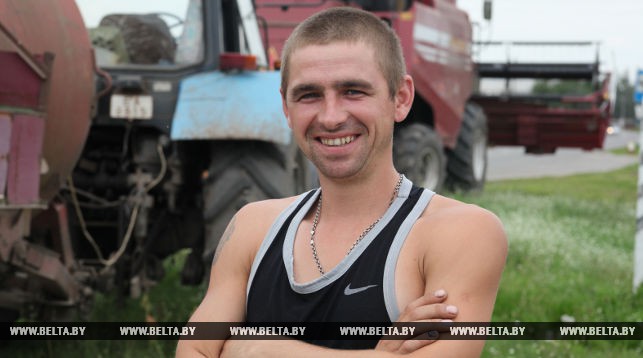 Механизатор Юрий Дедков помогает буксировать комбайны на подтопленных участках полей