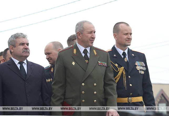 (в центре) Заместитель министра внутренних дел - командующий внутренними войсками Юрий Караев