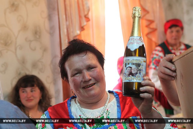 Надежда Дриневская с юбилейной бутылкой шампанского