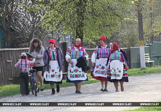 Участницы фольклорного коллектива "Тонежанка" спешат на золотую свадьбу