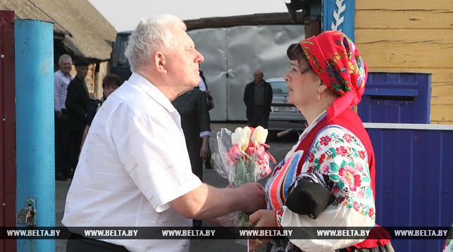 Участница фольклорного коллектива "Тонежанка" Мария Карась поздравляет юбиляра