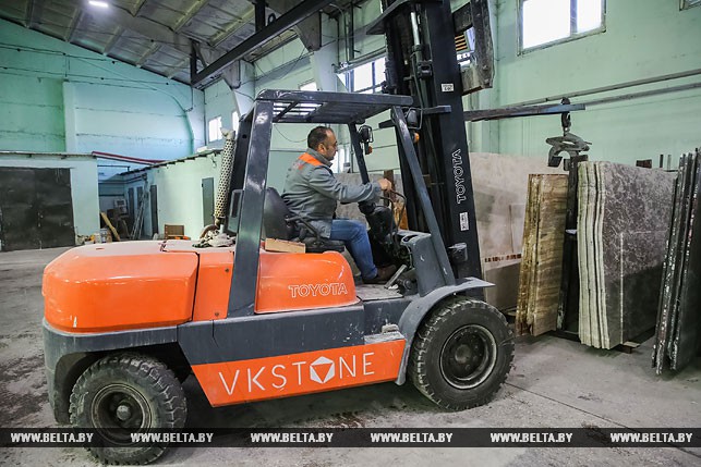 Во время транспортировки гранитных плит в цехе ООО "Вк-Стоун"