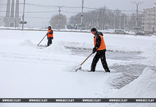 Уборка снега на площади Победы.