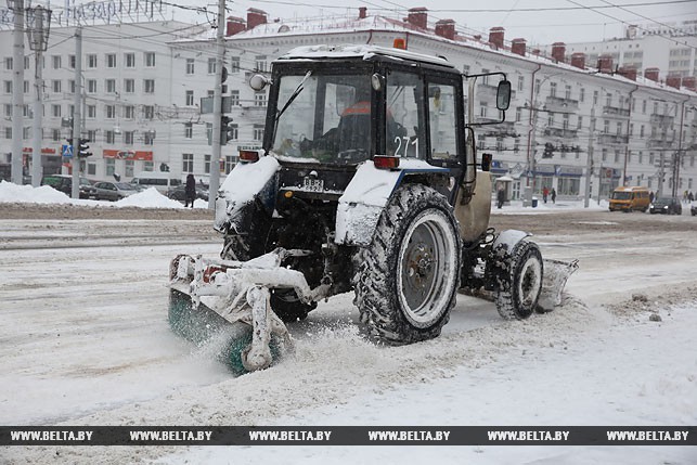 Уборка снега на проспекте Фрунзе.