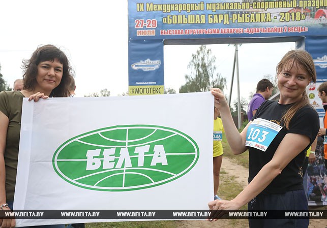 Генеральный директор УП "БелТА" Ирина Акулович (слева) во время благотворительного марафона