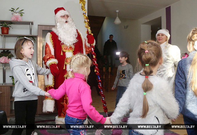 Дед Мороз пришел к детям на открытие детского дома семейного типа