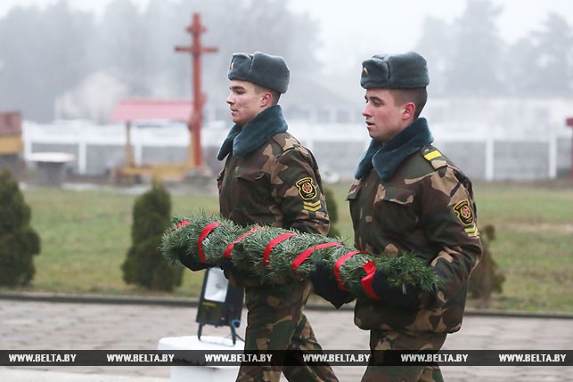 Новая традиция в бригаде — возложение гирлянды, уходящими в запас военнослужащим, к памятнику воинам-танкистам