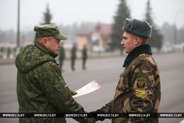 Командир 6-й отдельной гвардейской механизированной бригады Вадим Суров вручает грамоты гвардейцам