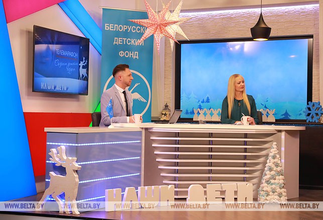 Ведущие Константин Титомиров и Ирина Бардиловская во время телемарофона