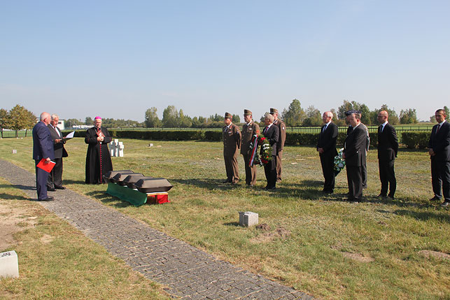 Перезахоронение останков венгерских солдат и возложение венков к кресту в венгерском участке кладбища
