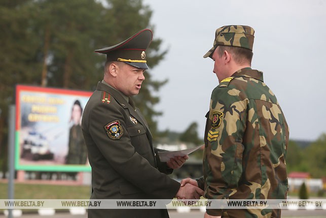 Командир 6-й отдельной гвардейской механизированной бригады Вадим Суров вручает грамоты отличившимся за время службы военнослужащим