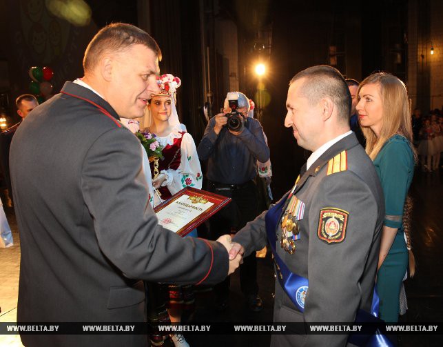 Заместитель министра внутренних дел Александр Кобрусев награждает семью Розум - представителей специализированного лицея МВД