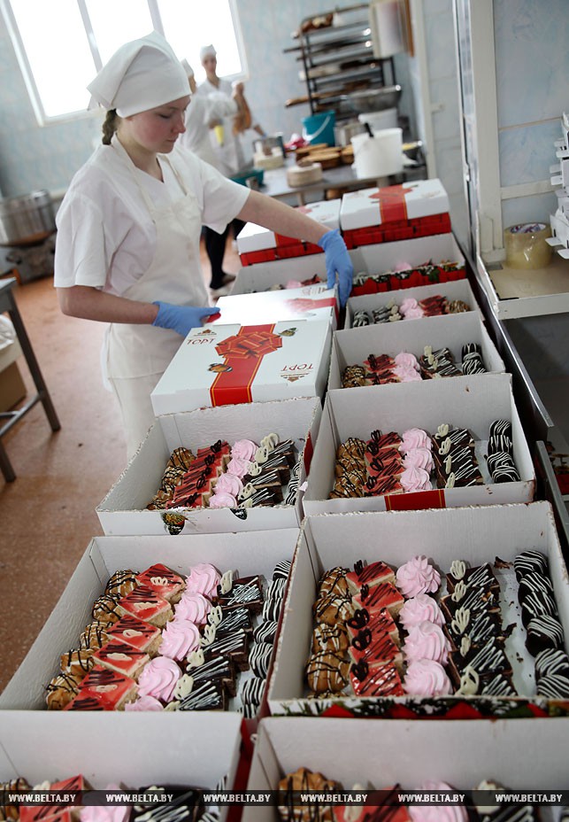 За упаковкой наборов пирожных кондитер Наталья Чернякова.