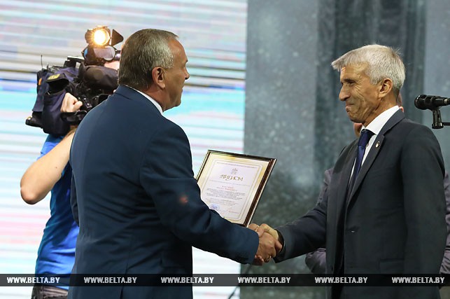 Председатель Могилевского горисполкома Владимир Цумарев вручает награду начальнику Могилевского аэроклуба Ивану Касиму