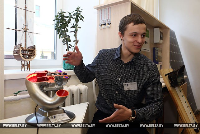 Кирилл Кулик демонстрирует макет турбины автомобиля