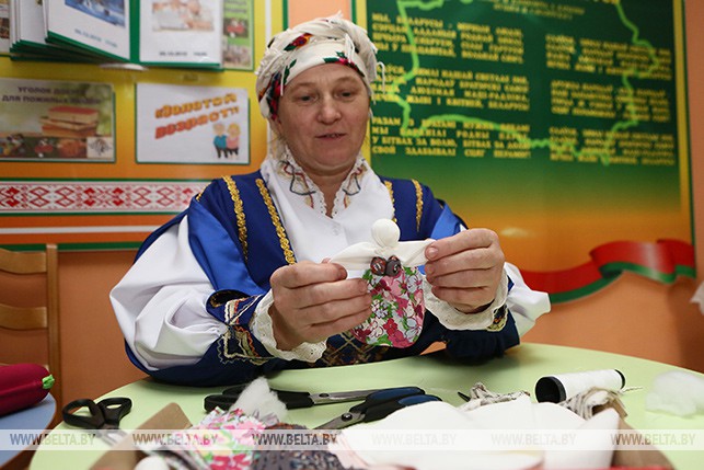 Мастерица центра культуры агрогородка Индура Гродненского района делает куклы