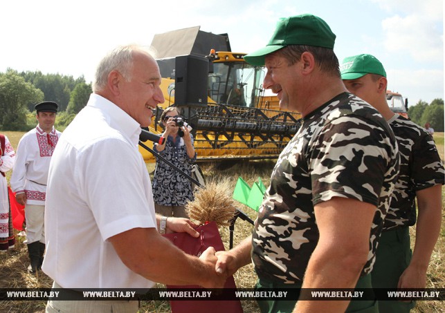 Председатель Витебского облисполкома Николай Шерстнев поздравляет первых тысячников