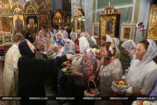 Игумения Гродненского Свято-Рождество-Богородичногом женского монастыря Гавриила освящает фрукты