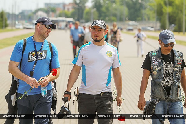 Участники мотоавтопробега из Казахстана Дмитрий Фишер, Дамир Бакраденов, Серик Мурзабеков (слева направо)