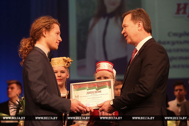 Председатель Гродненского областного Совета Депутатов Игорь Жук вручает премию Андрею Лопате.