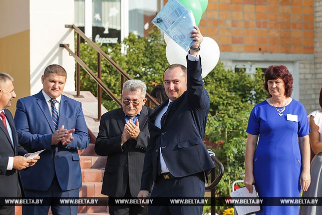 Директор СШ№4 г.Иваново Евгений Стасюк держит в руках документы на микроавтобус, который подарил школе Брестский облисполком.