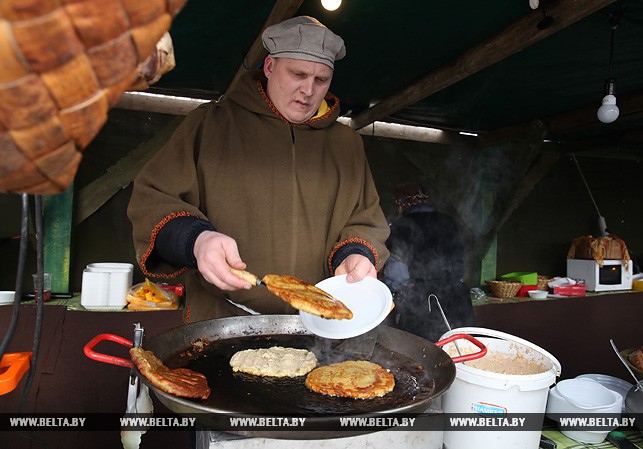 Мастера литовской ярмарки "Казюкас" на Масленице в Витебске