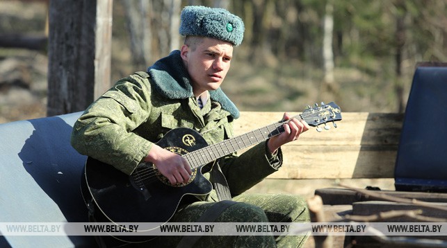 Гвардии сержант Владислав Левицкий играет на гитаре во время дня открытых дверей на полигоне "Брестский"