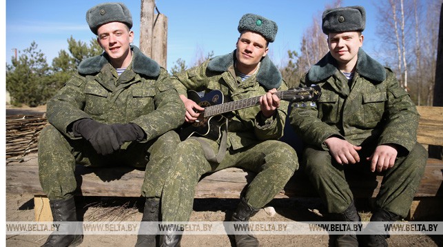 (слева направо) гвардии младший сержант Иван Князев, сержант Владислав Левицкий и рядовой Роман Дергачев