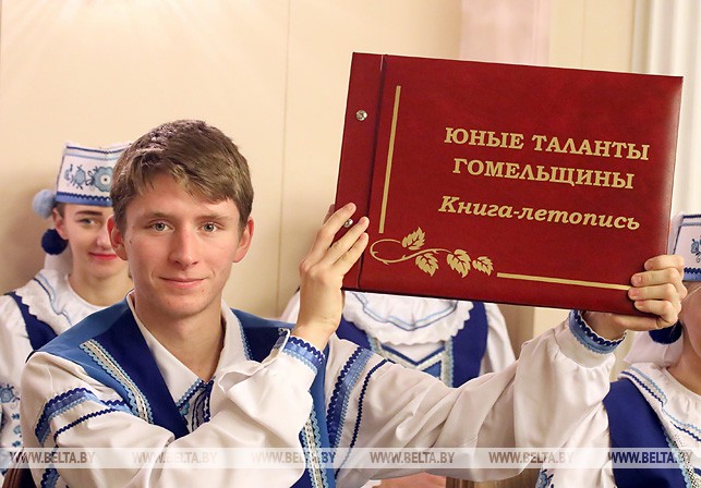 Владимир Тетерич с книгой, где занесены имена юных талантов разных лет