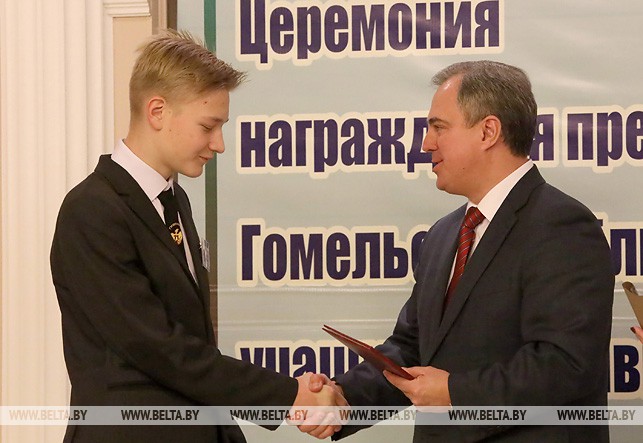 Заместитель председателя Гомельского облисполкома Владимир Привалов вручает диплом Александру Печенкину