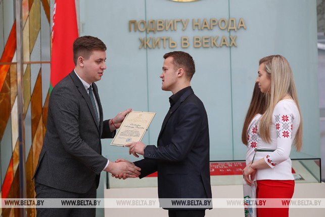 Второй секретарь Центрального комитета БРСМ Олег Дикун вручает благодарность Александру Сильвановичу