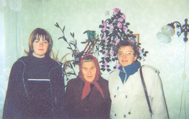 Ольга Крылова с бабушкой Ниной Смуневой и мамой Валентиной Климентионок, 2001 г.