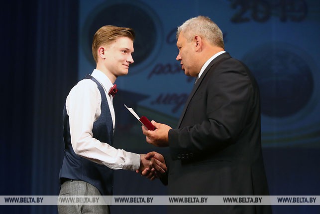 Председатель Гродненского горисполкома Мечислав Гой вручает аттестаты и медали выпускникам