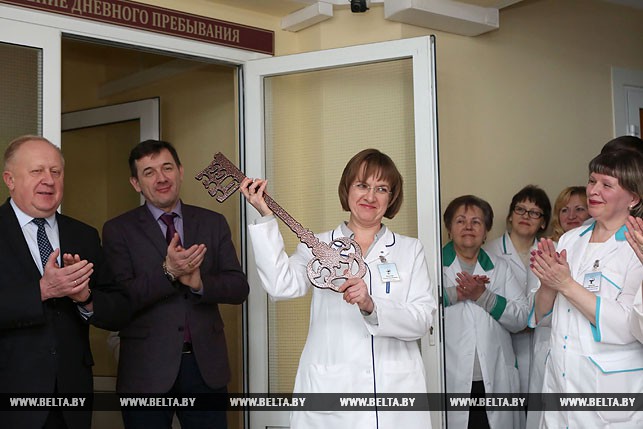 Главный врач Гродненского областного кожно-венерологического диспансера Ольга Куратчик с символическим ключом во время открытия.