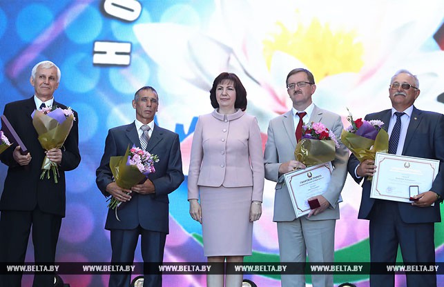 Наталья Кочанова с награжденными правительственными наградами