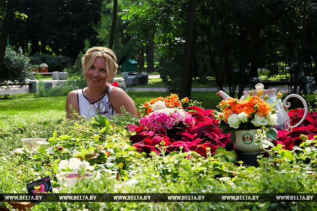 Татьяна Климук возле цветочной инсталяции ПКУП "Комунальник"