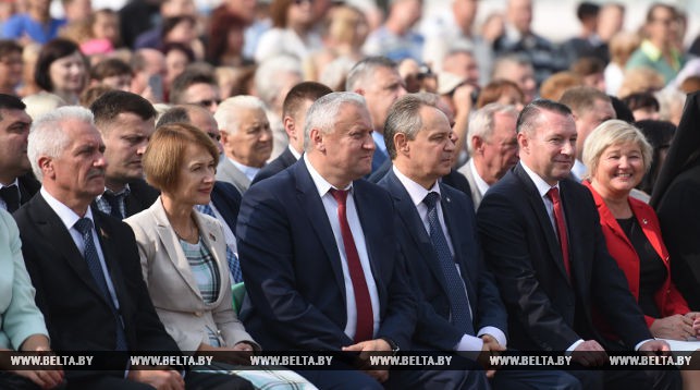 Среди гостей праздника председатель Гомельского облисполкома Владимир Дворник (в центре)