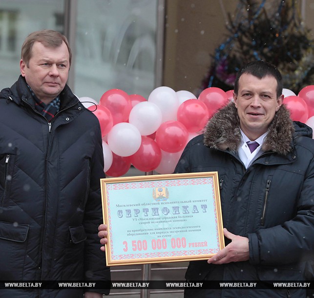Владимир Доманевский и Павел Ореховский с сертификатом на закупку оборудования