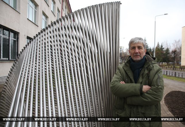 Виктор Лукьяненко рядом с инсталляцией "ГіПар"