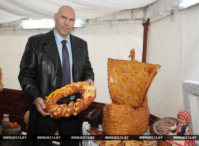 Николай Валуев из всех угощений на "Дажынках" выделил белорусский ржаной хлеб