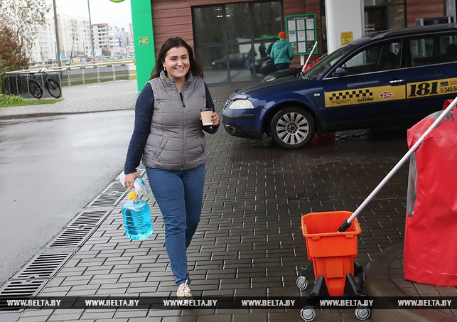 Водитель Наталья Горич запасается незамерзающей жидкостью для омывания стекол