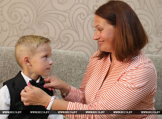 Мама Анастасия Кравченко собирает Максима в школу
