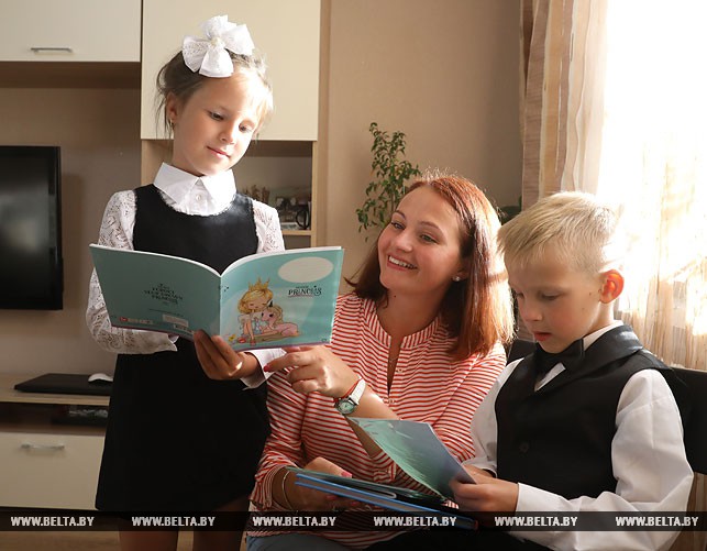 Мама Анастасия Кравченко с двойняшками Ксенией и Максимом