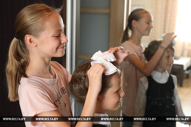 12-летняя сестра София помогает Ксение собраться в школу