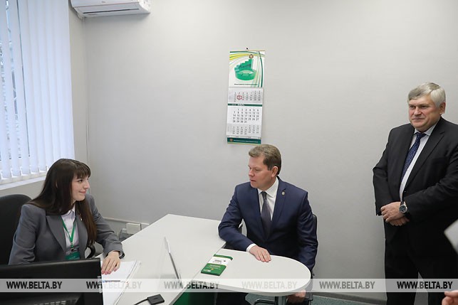 Председатель Бобруйского горисполкома Александр Студнев во время знакомства с центром