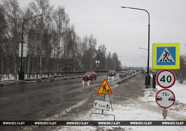 Движение автомобилей на мосту через Западную Двину в Новополоцке