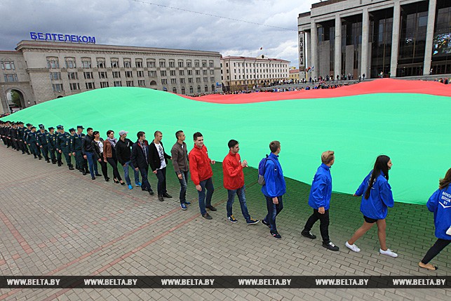 В Минске развернули самый большой белорусский государственный флаг