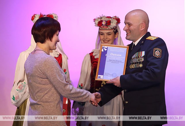 Командир войсковой части 5524 Алексей Кулик вручает диплом лауреата конкурса Диане Тарун