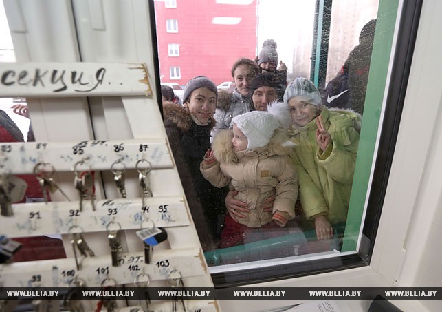 Семья Белогуровых в очереди за ключами