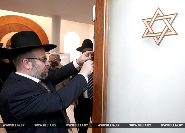 Меззу прикрепляет главный раввин иудейского религиозного объединения Беларуси Мордехай Райхинштейн
